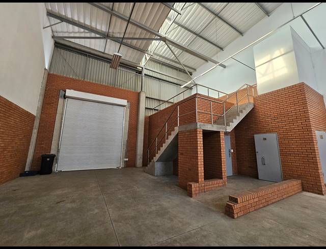 290M² WAREHOUSE TO LET IN LONGLAKE